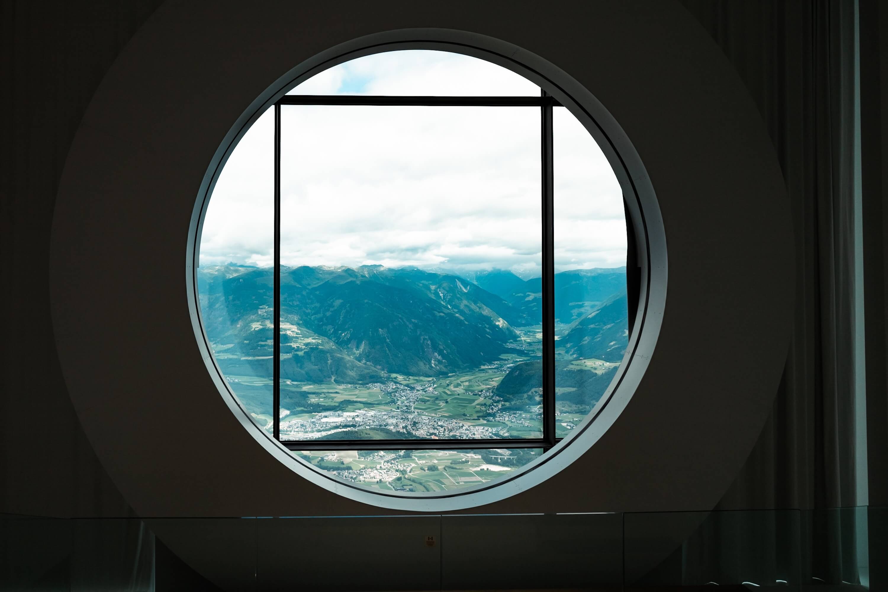 Lumen Mountain Photography Museum, Corones