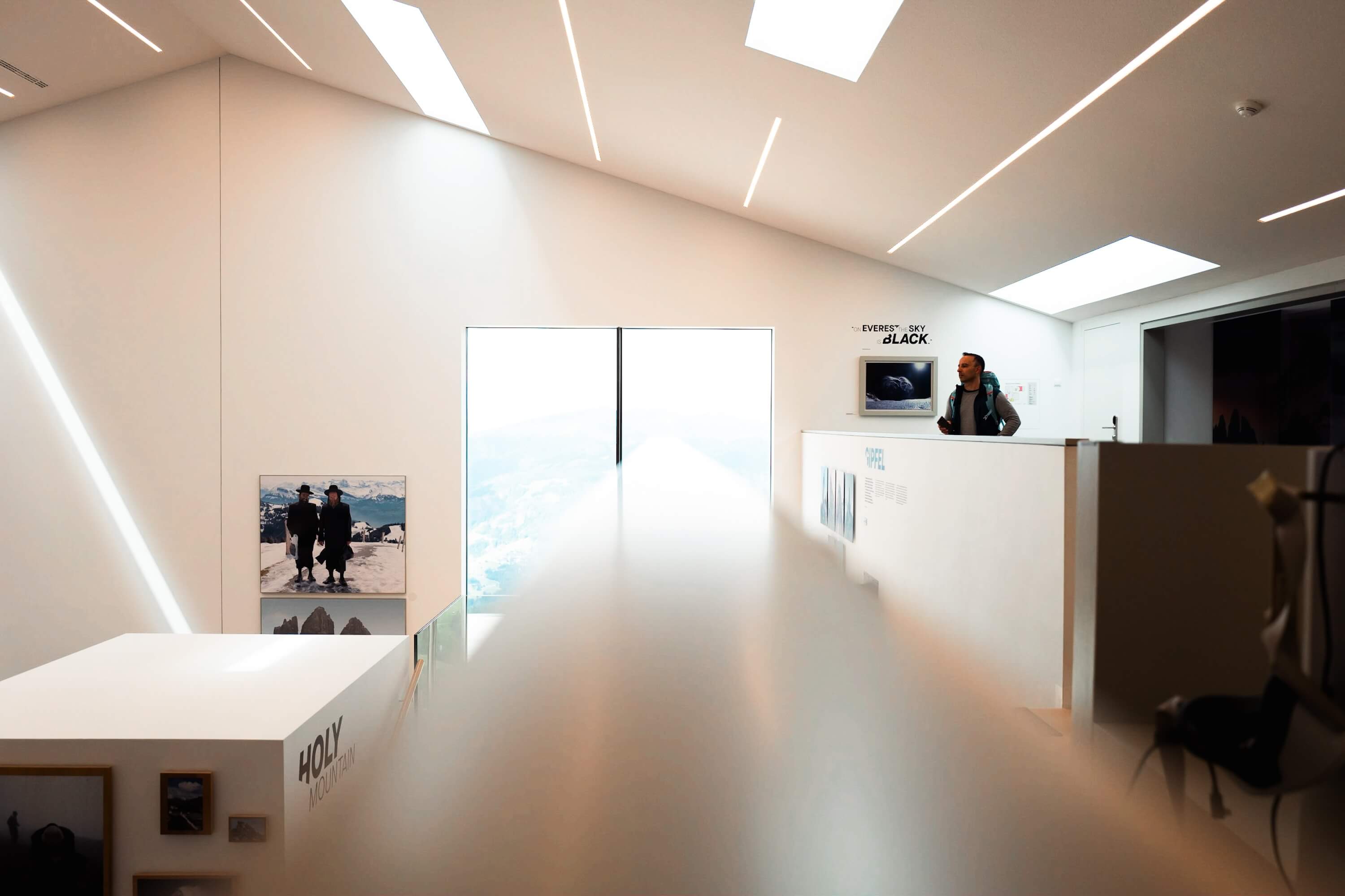 Lumen Mountain Photography Museum, Corones