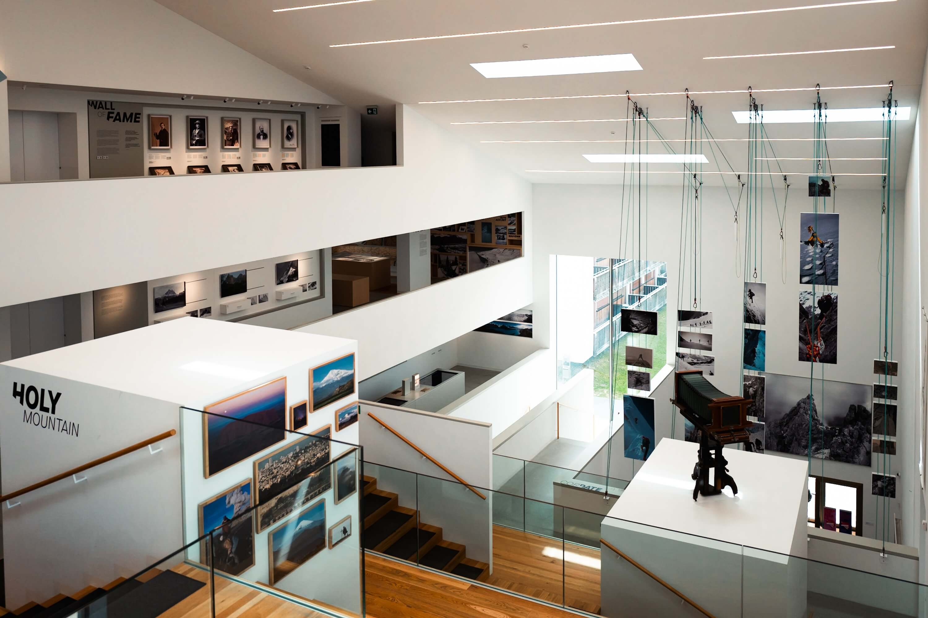 Lumen Mountain Photography Museum, Corones