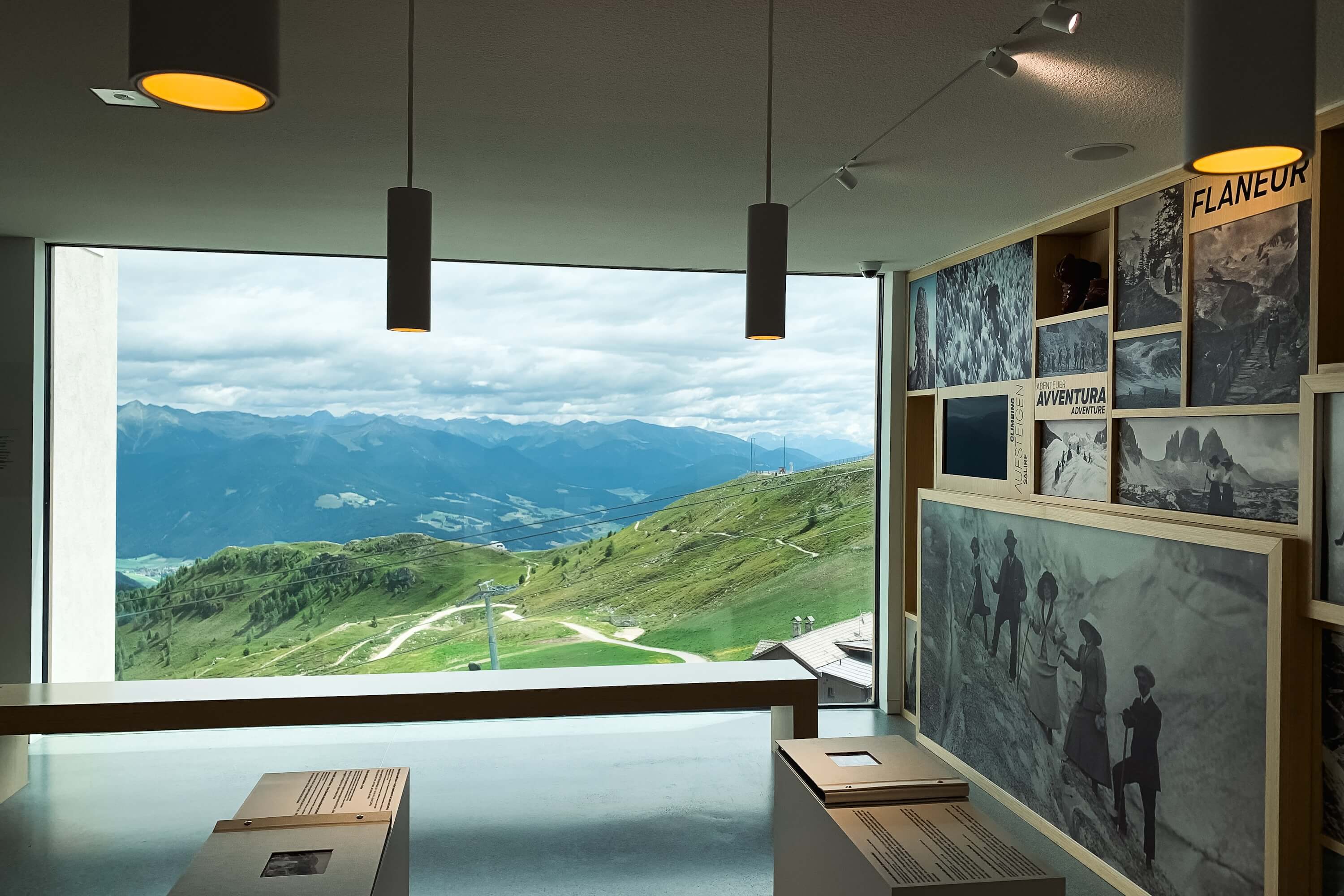 Lumen Mountain Photography Museum, Corones