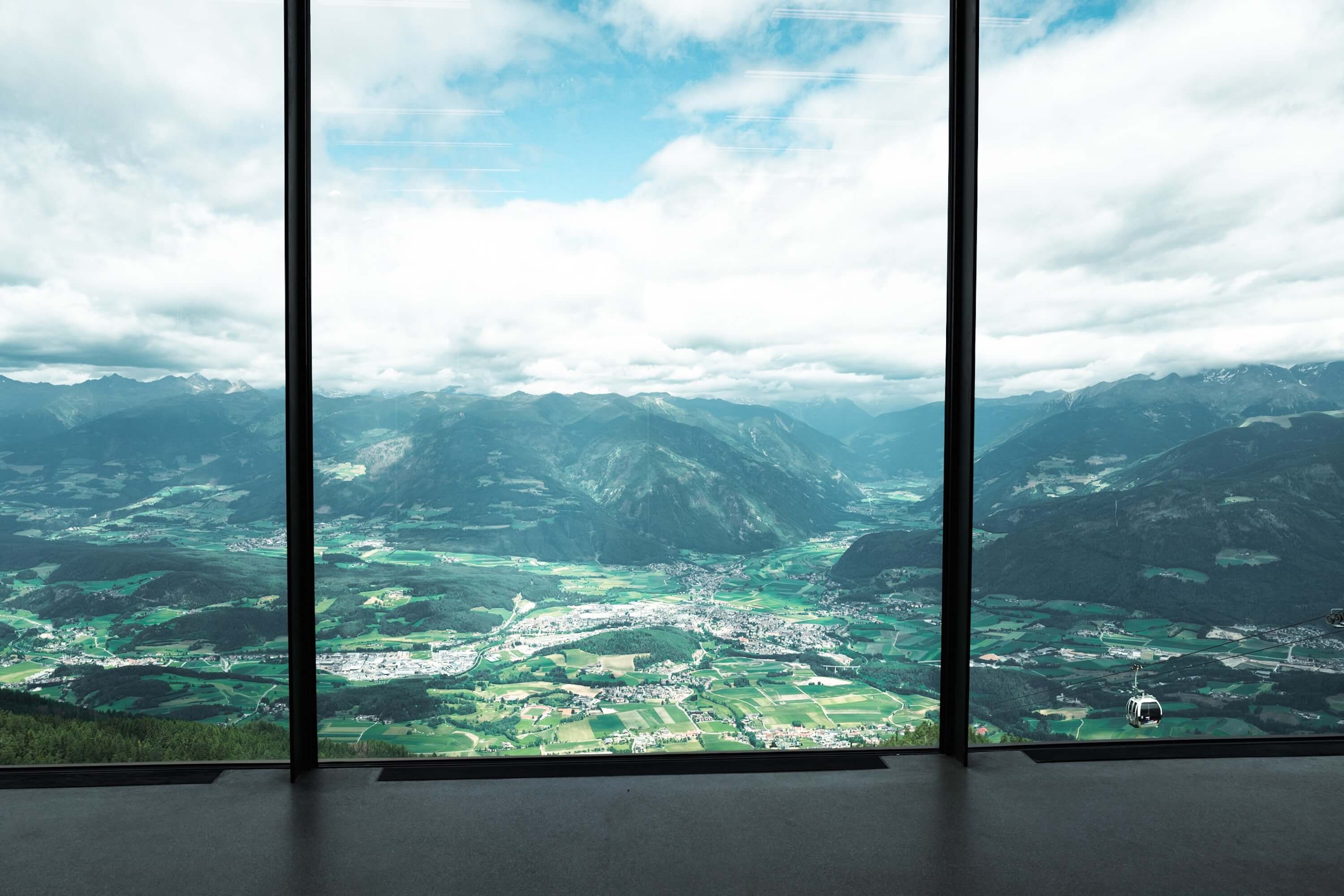 Lumen Mountain Photography Museum, Corones