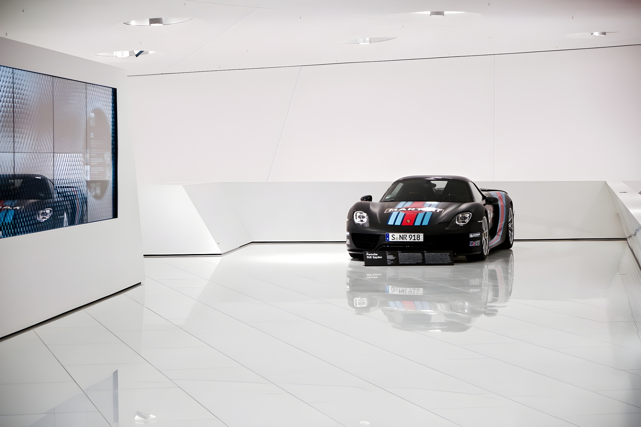 Porsche 918 Spyder in Martini livery